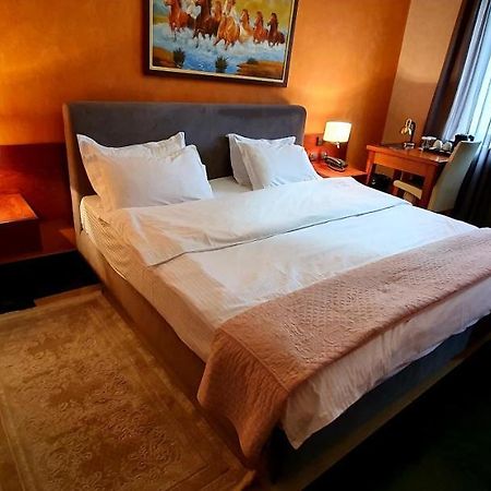 Nov Hotel Тирана Екстериор снимка