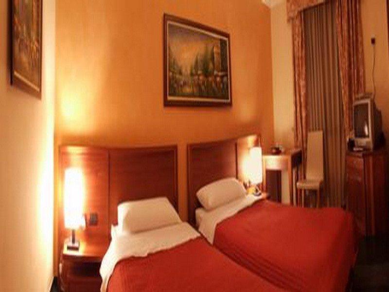Nov Hotel Тирана Екстериор снимка
