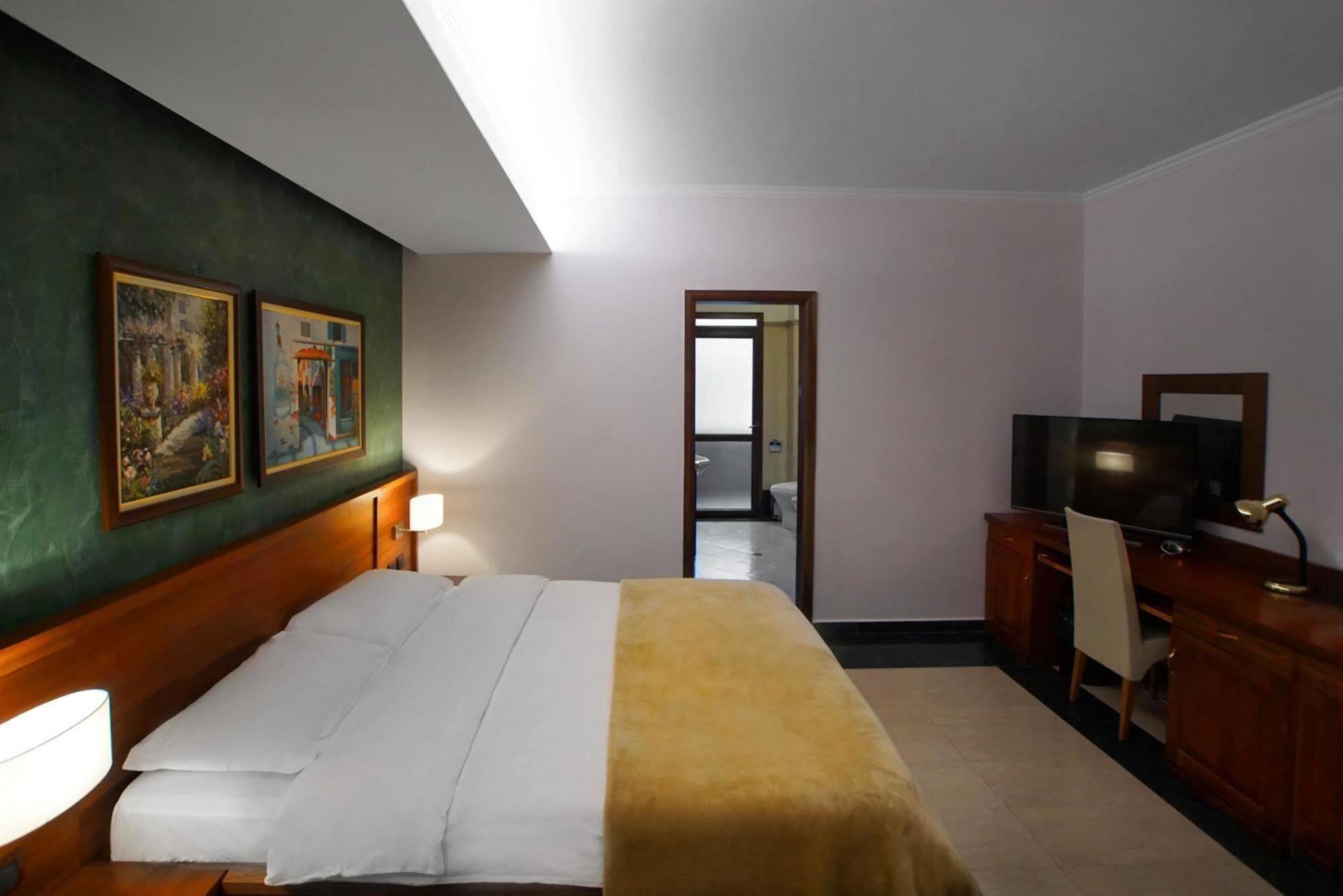 Nov Hotel Тирана Екстериор снимка