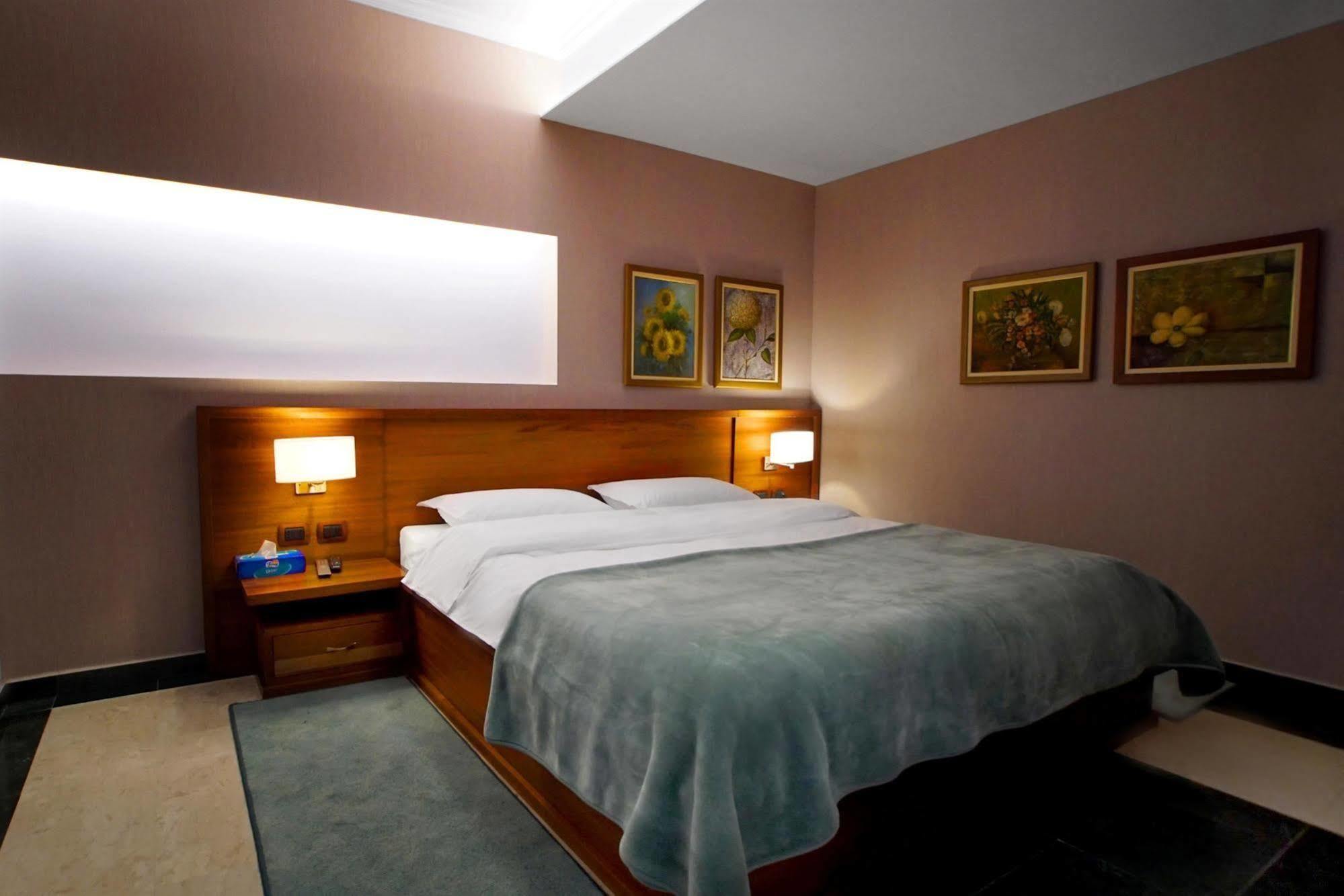 Nov Hotel Тирана Екстериор снимка