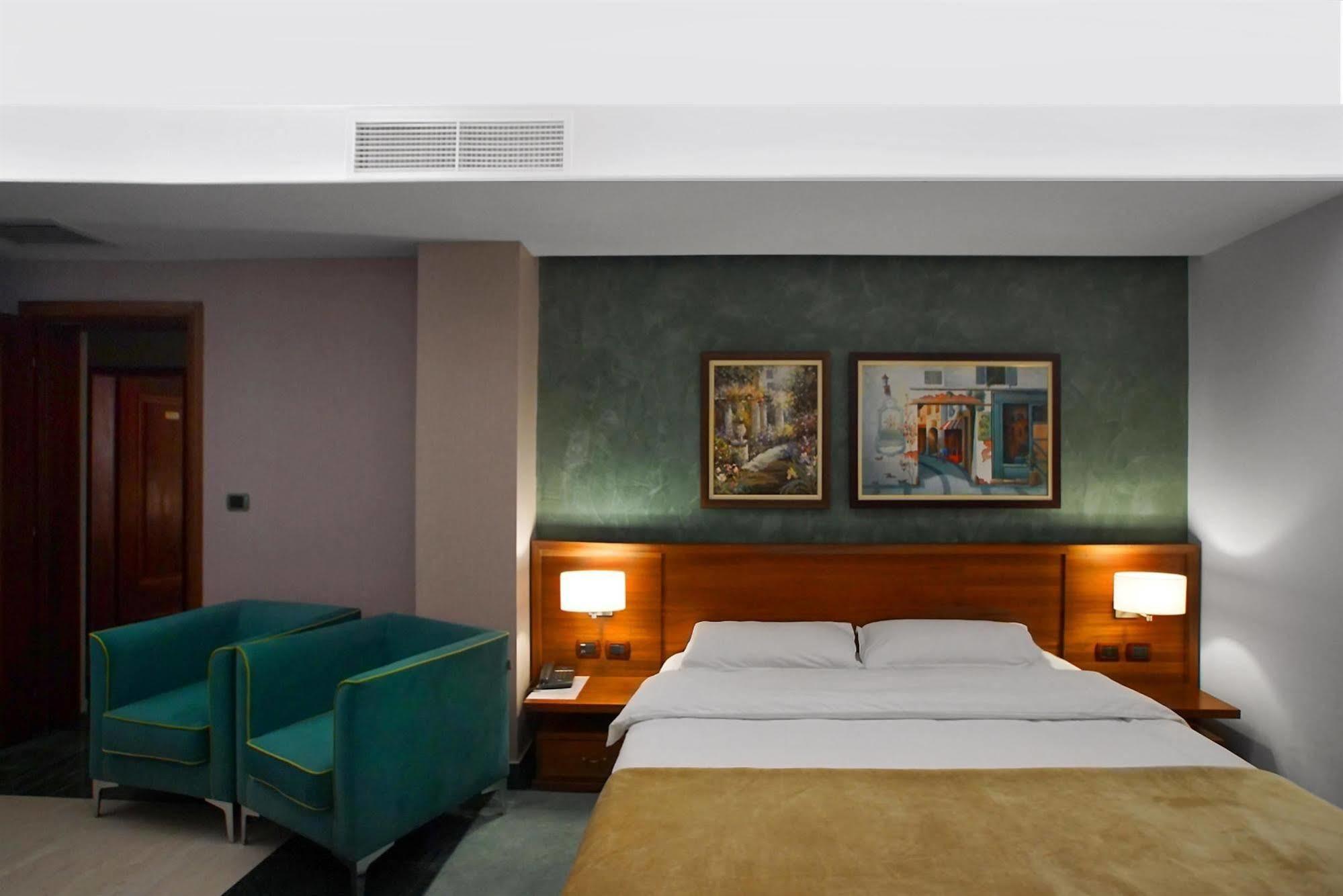 Nov Hotel Тирана Екстериор снимка