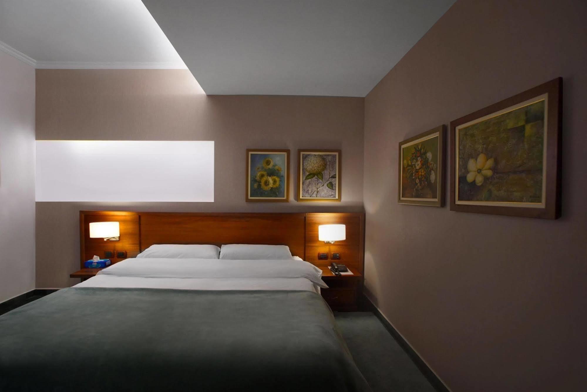 Nov Hotel Тирана Екстериор снимка