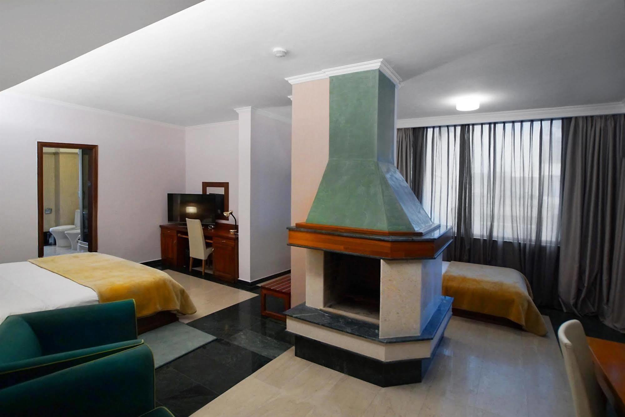 Nov Hotel Тирана Екстериор снимка