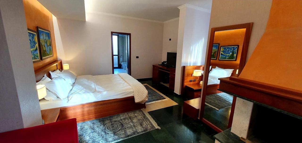 Nov Hotel Тирана Екстериор снимка