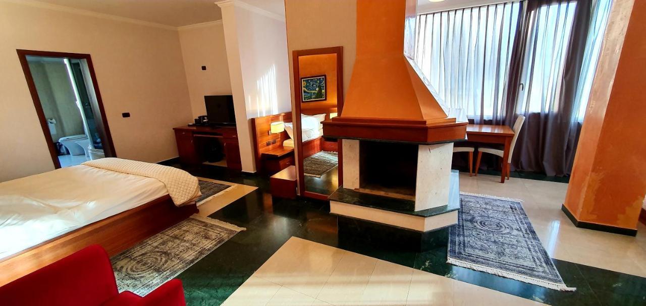 Nov Hotel Тирана Екстериор снимка
