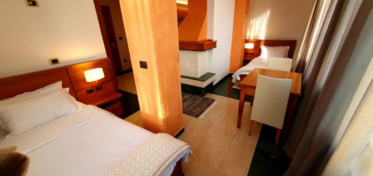 Nov Hotel Тирана Екстериор снимка