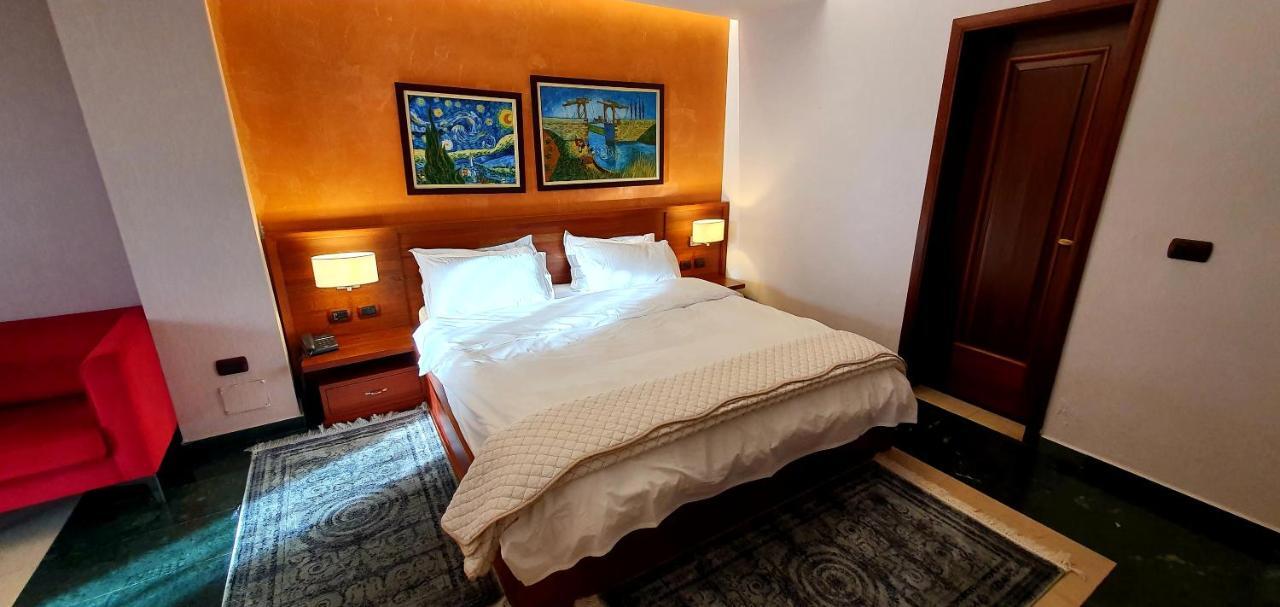 Nov Hotel Тирана Екстериор снимка