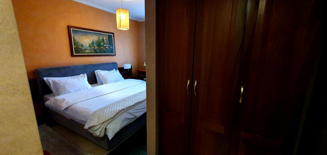 Nov Hotel Тирана Екстериор снимка