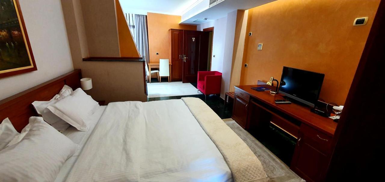 Nov Hotel Тирана Екстериор снимка