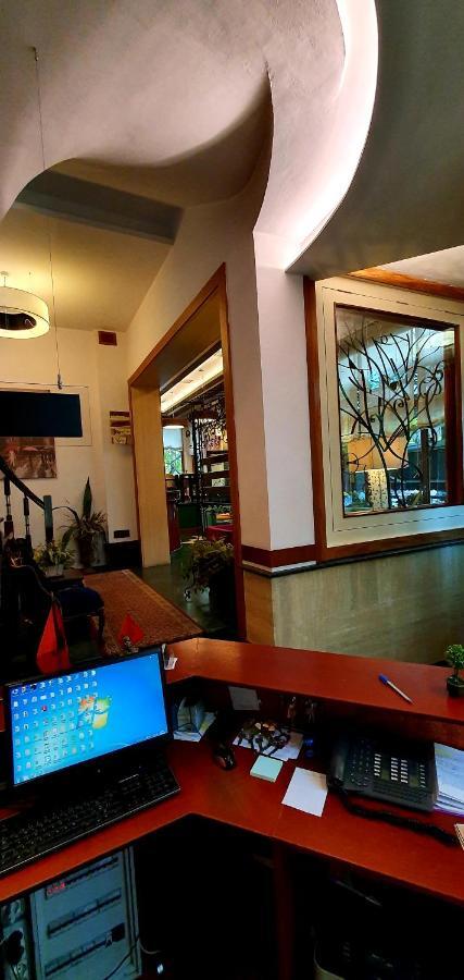 Nov Hotel Тирана Екстериор снимка