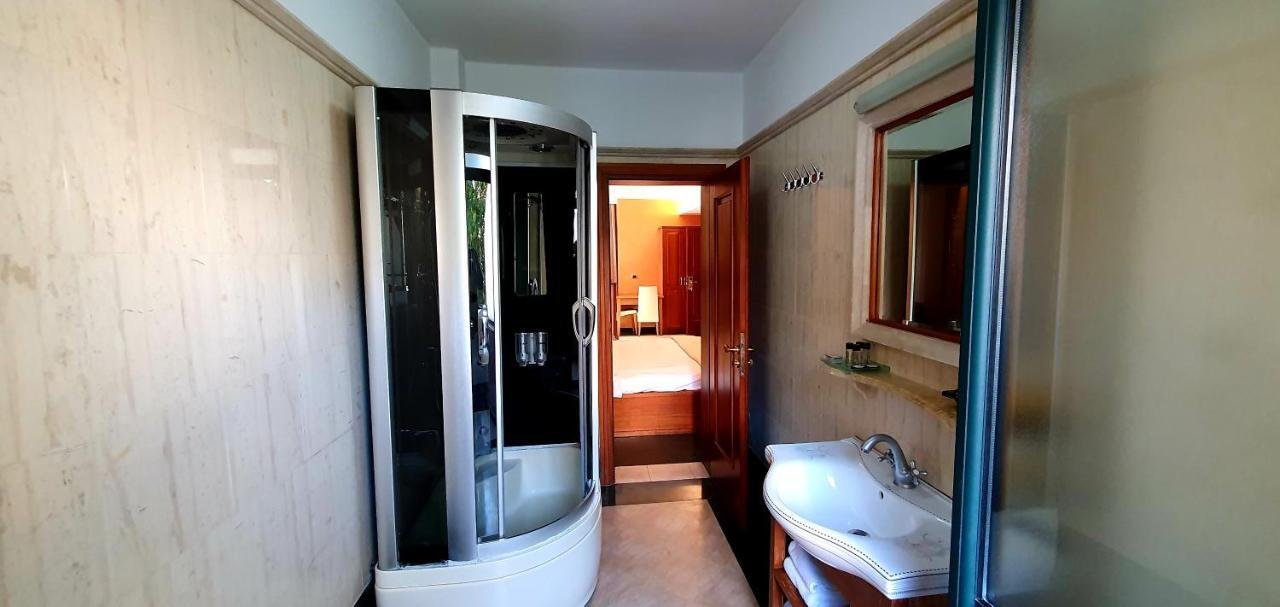 Nov Hotel Тирана Екстериор снимка