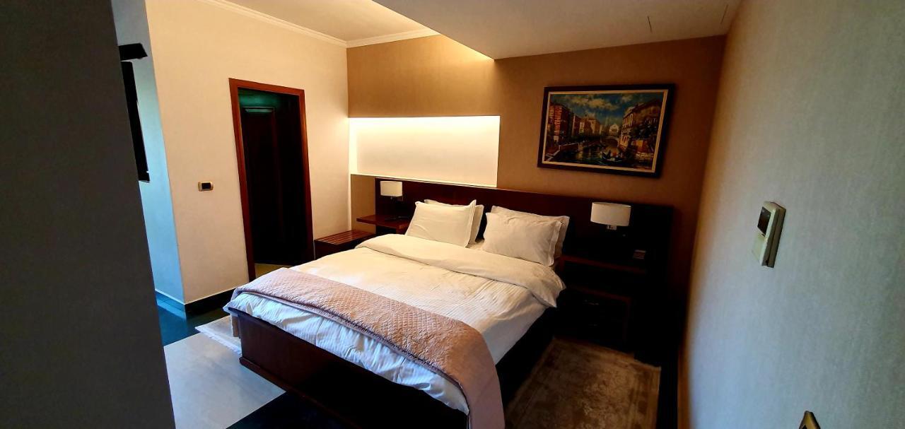 Nov Hotel Тирана Екстериор снимка