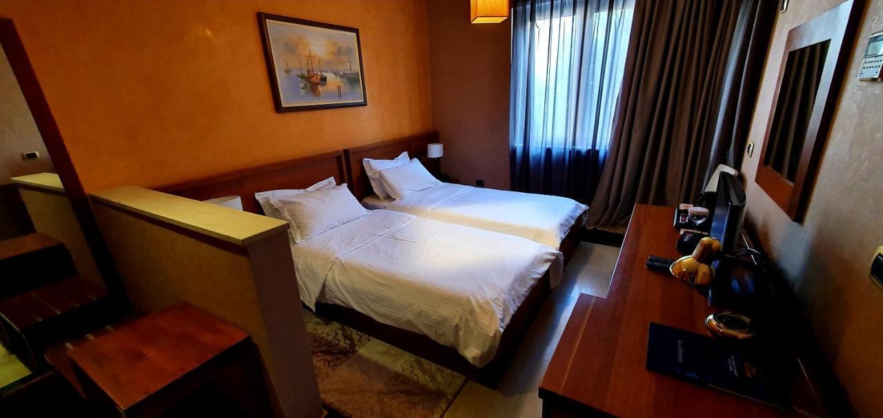 Nov Hotel Тирана Екстериор снимка