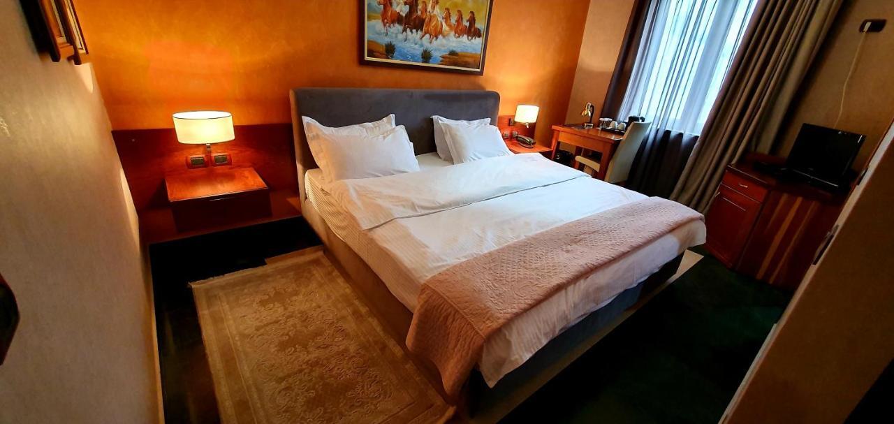 Nov Hotel Тирана Екстериор снимка