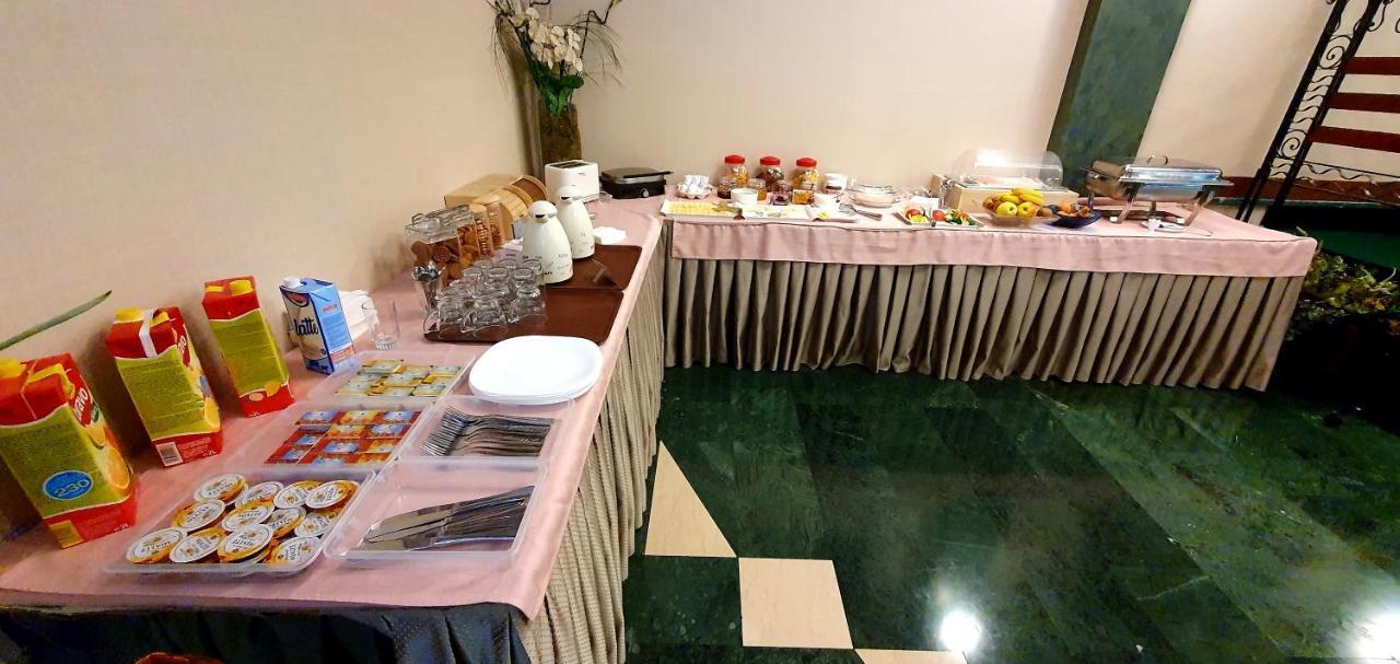 Nov Hotel Тирана Екстериор снимка