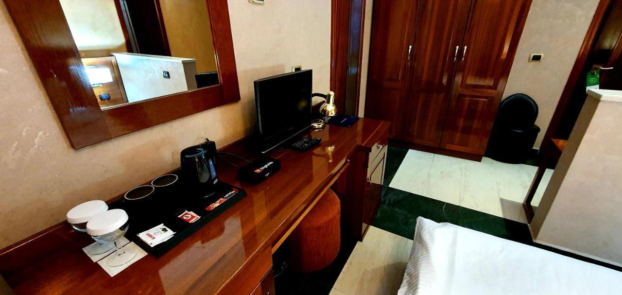 Nov Hotel Тирана Екстериор снимка