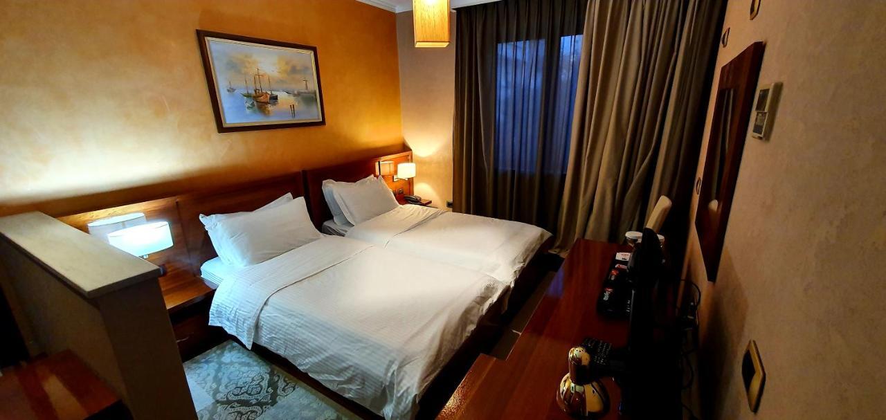 Nov Hotel Тирана Екстериор снимка